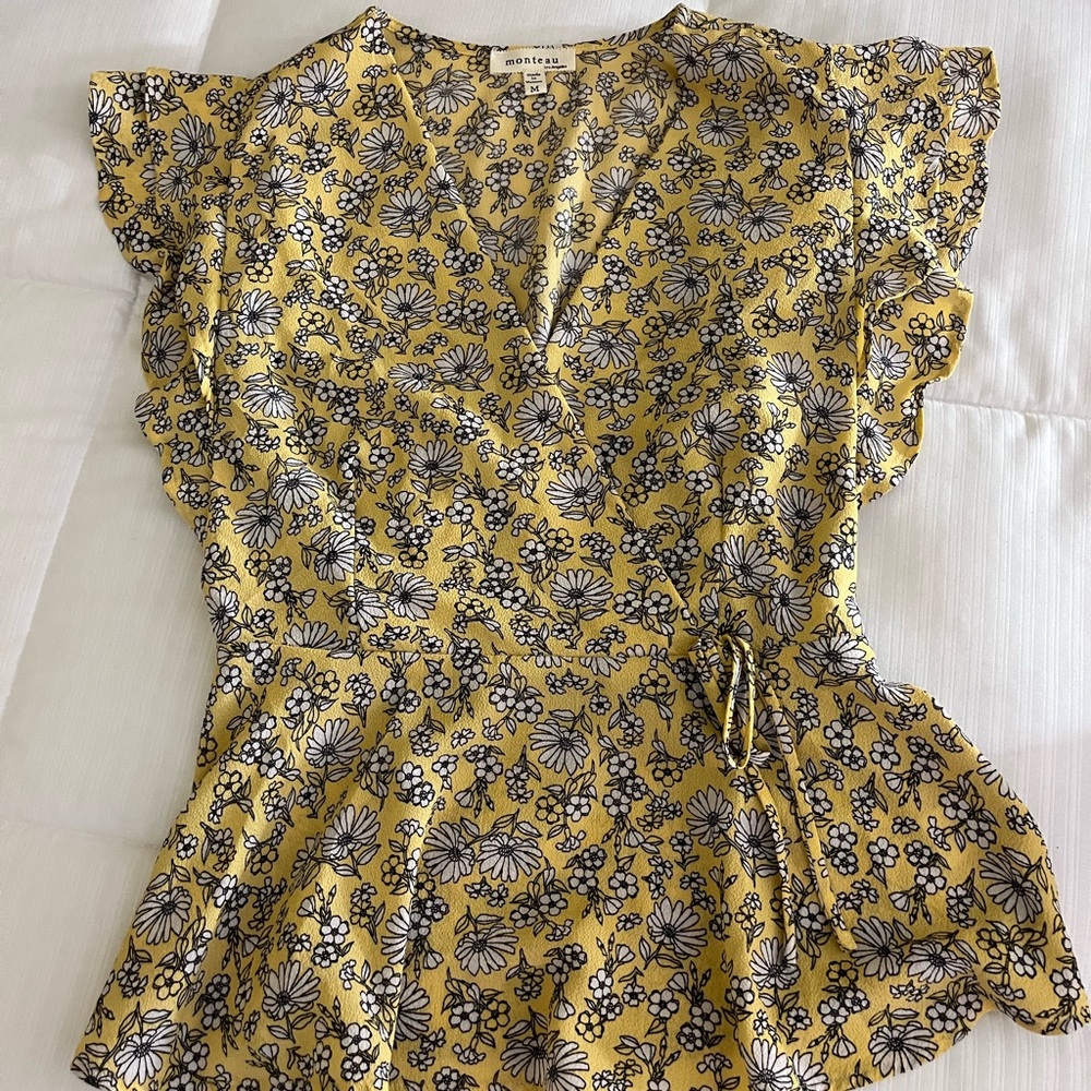 Juniors medium flowered blouse